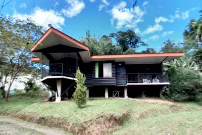 Image de House in the countryside near rivers and mountains