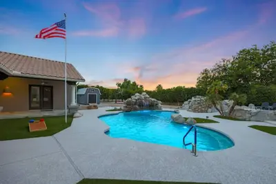Image de Peoria Luxury home w/ resort style backyard including a pool and spa.
