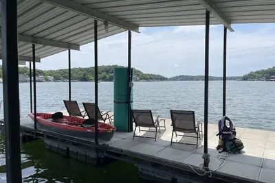 Image de Beautiful lakefront home! Dock, boat slip, swim mat, floaties 2-person Kayak!
