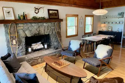 Image de Luxurious & Modern 3 Br 1. 5 Bath Log Cabin