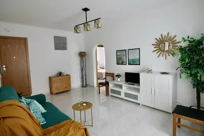 Image de Mai. Bel appartement dans le centre de Roses à 250m de la plage, avec wifi.