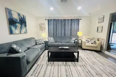 Image de Large 6b/3b home with Huge Lot and Rv Parking! King Bed!