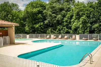 Image de 2 maisons dans un parc de vacances
