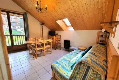 Image de Appartement lumineux près des pistes avec mezzanine, balcon, et casier à skis inclus
