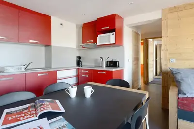 Image de Spacieux Appartement Rénové avec Balcon, Accès Ski au Pied et Espace Bien-Être