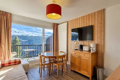 Image de Appartement confortable avec balcon – Proche pistes et remontées – Parking couvert inclus