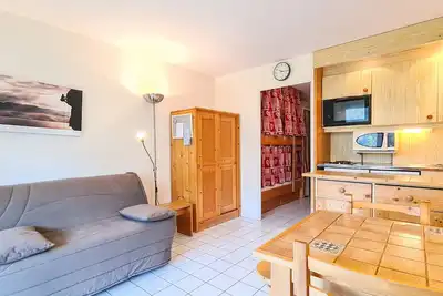 Image de Studio rénové avec balcon sud, casier à ski, proche pistes et commerces