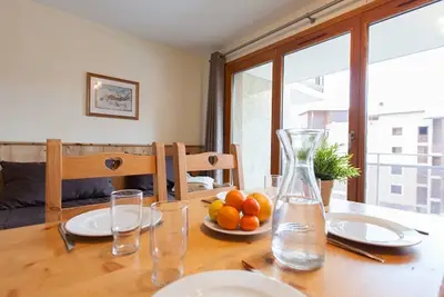 Image de Studio rénové avec Wifi gratuit, balcon & accès direct aux pistes à Briançon