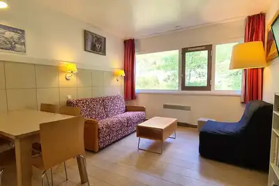 Image de 2 pièces confort · 5 pers · Proche pistes et commerces · Wifi · Non fumeur · Casier à ski