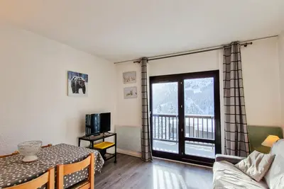 Image de Studio rénové avec balcon, à 150m des pistes et commerces, casier à ski inclus