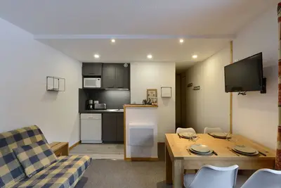 Image de Studio chaleureux avec balcon, piscine et proche pistes