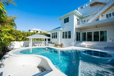 Image de New construction home with heated pool and spa steps from the beach