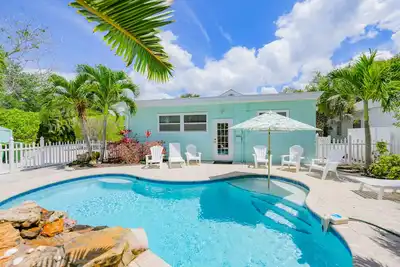 Image de Great Family Home, Pool, and Ping Pong Table, Near the Beach - Beach Side Babe
