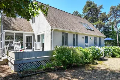 Image de Quiet Contemporary Cape In Katama