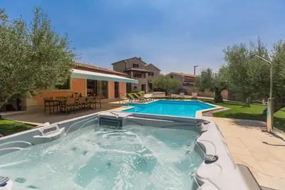 Image de Pool, whirlpool, 12 persons, garden, children's playground, bicycles, table tennis