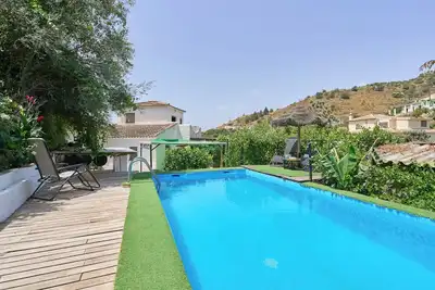 Image de Maison de vacances 'Casa del Río' avec vue sur les montagnes et piscine.