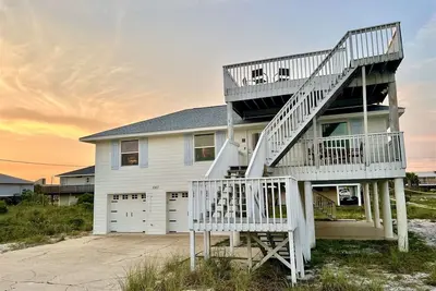Image de 🌊The Salt House | Pet-Friendly | Bikes + Gear | Steps 2 Beach | Crow's Nest 🚲