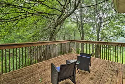 Image de 7 Mi to Lake Harmony: Home w/ Furnished Deck!