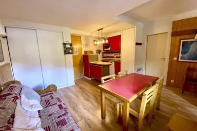 Image de 150m des commerces, 1er étage, vue pistes de ski, piscine, balcon, télévision, casier à ski, 43m²