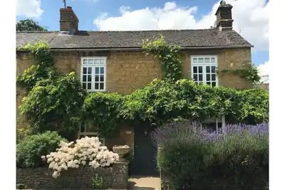 Wisteria Cottage, 5* Location, Parking, Cotswolds