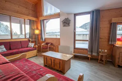 Image de 80m du centre station, 1er étage, balcon, casier à ski, 90m², La Norma