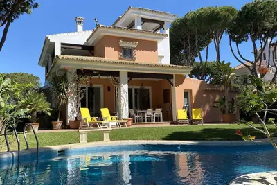 Image de Romantic villa in Roche with sea views, saltwater pool and beautiful garden