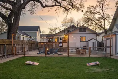 Image de Hideaway on Oak with Fire Pit!