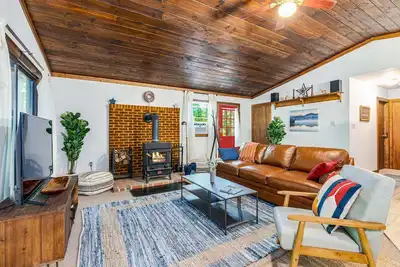 Image de Tucked Away w/Hot Tub, Fire Pit, Deck & WiFi