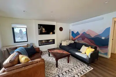 Image de New & Stylish 2 bedroom condo with great views. Close to downtown & ski lifts
