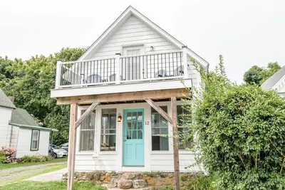 Image de This house is a 4 bedroom(s), 2. 5 bathrooms, located in Short Sands Beach, Me.