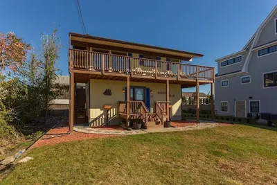 Image de Utmost inviting and meticulously maintained cottage with reverse living open concept setup