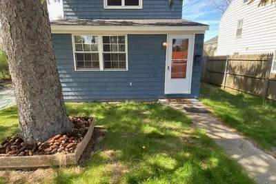 Image de Charming Riverhead home with large outdoor patio & backyard firepit