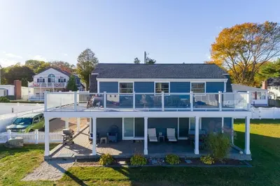 Image de 4 Bedroom home with 2 separate living quarters overlooking Long Sands Beach.