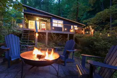 Image de Creekside Cabin - Walk to Downtown