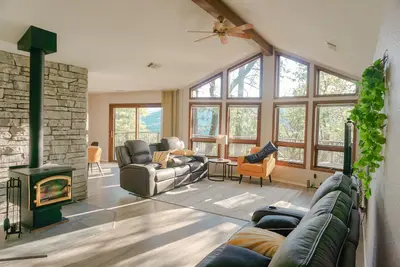 Image de Lovely mountain home w\/ large deck and forest view