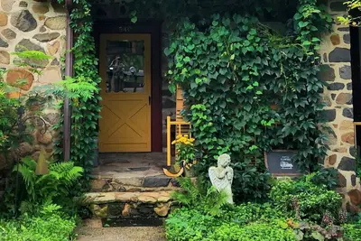 Image de Waterfront 1 Bedroom Design Apt, 10 minutes to Santander Arena