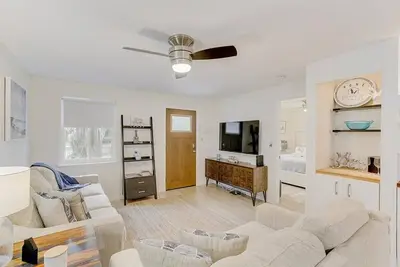 Image de ✬Near Beaches✬Laurel Park✬Full Kitchen✬FastWifi