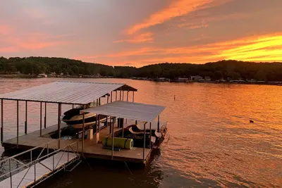 Image de Spacious lakefront cabin @Ozarks-Great deck, dock and swimming area! No pet fees