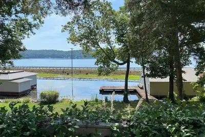 Image de Beautiful Mid-Lake Waterfront Home ~ Pets ~ Dock