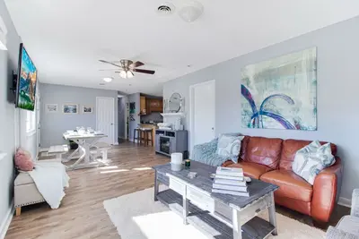 Image de Peaceful Sunshine Cottage walk to waterfront family friendly