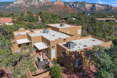 Image de 🏜Uptown with Red Rock Views! Walk to Shops & Eateries//Hike/Hot tub/Ev hookup