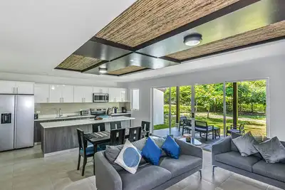 Image de Minimalist Beach Oasis ~ Gated Community with Pool & Short Walk To Beach