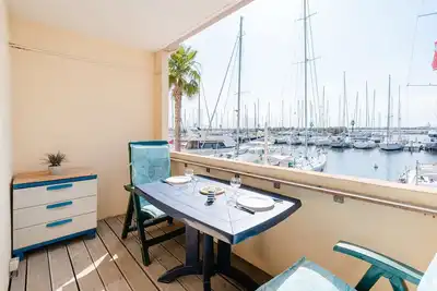 Image de Gv A151 Studio cabine avec piscine collective et vue port