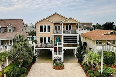 Image de Steps away from the beach with loads of amenities