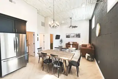 Image de High-end luxurious loft within walking distance to downtown!