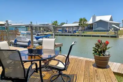 Image de Waterfront cottage on a canal with dock!