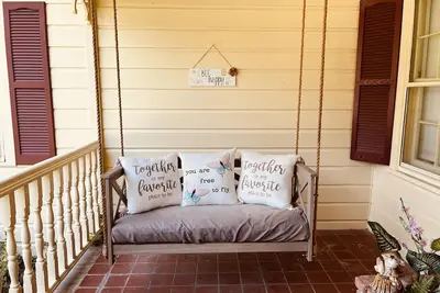 Image de Cheerful, Spacious, and Cozy 2 bedroom home with fireplace