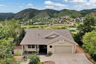 Image de Lake View 5-Bedroom House with a Mountain Backdrop