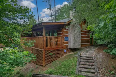 Image de Romantic Cabin for 2! Private Hot tub! Close to Pforge and Gburg!