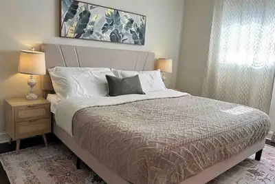 Image de Cozy 1 bedroom 2nd floor, 1. 5 bathroom w Pool & Parking